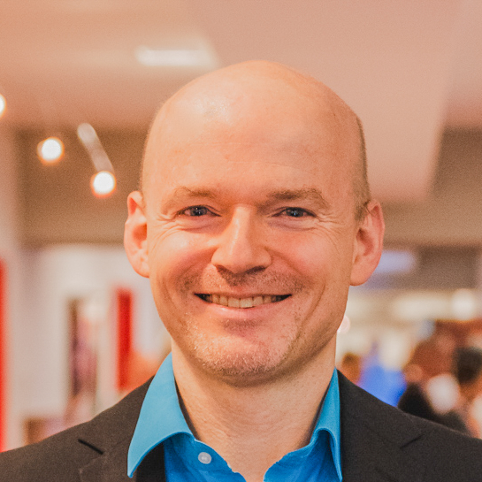 Keynote Speaker, Business Comedian & Moderator